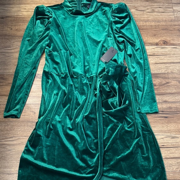 Eloquii Dresses & Skirts - Eloquii Green Velvet Long Sleeve Dress